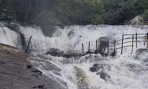 சுருளி, கும்பக்கரை அருவிகளில் வெள்ளப்பெருக்கு: நீர்வீழ்ச்சியில் குளிக்க தடை