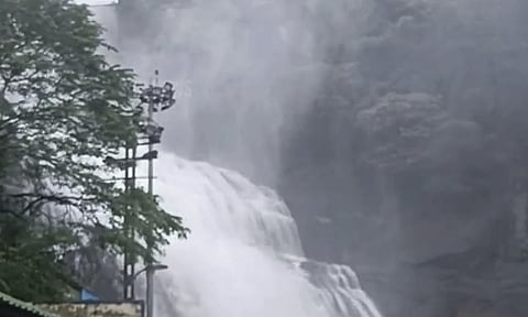 குறைந்த பெருவெள்ளம்: பாதுகாப்பு கருதி குற்றால அருவியில் குளிக்க 4வது நாளாக தடை நீட்டிப்பு