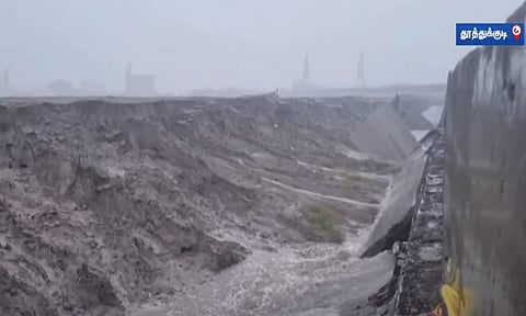 தூத்துக்குடி அனல் மின் நிலையத்தில் கால்வாய் சுவர் இடிந்ததால் மின் உற்பத்தி பாதிப்பு