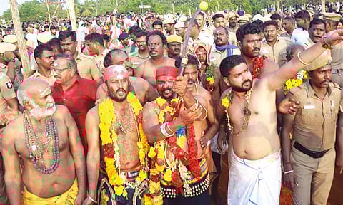 கற்குவேல் அய்யனார் கோவிலில் கள்ளர் வெட்டு திருவிழா