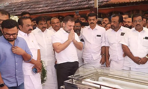 சோனியா காந்தியின் தனிச் செயலாளர் மறைவு: ராகுல் காந்தி நேரில் அஞ்சலி