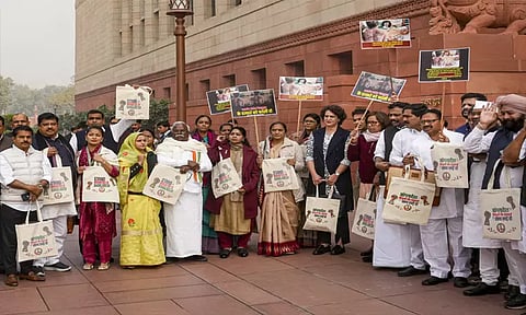 வங்காளதேசத்தின் சிறுபான்மையினருக்கு ஆதரவாக நாடாளுமன்ற வளாகத்தில் எதிர்க்கட்சி எம்.பி.க்கள் ஆர்ப்பாட்டம்