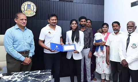 கேரம் உலக சாம்பியன்: தமிழக வீராங்கனை காசிமாவுக்கு ரூ.1 கோடி பரிசு