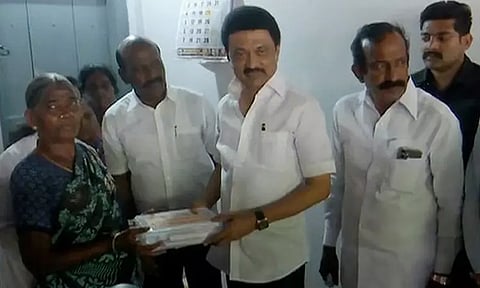 மக்களைத் தேடி மருத்துவம் திட்டம்: ஈரோட்டில் பயனாளிக்கு மருந்துப் பெட்டகம் வழங்கினார் மு.க.ஸ்டாலின்