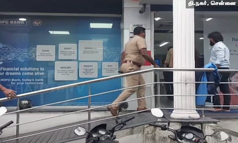 சென்னையில் வங்கிக்குள் புகுந்து ஊழியரை வெட்டிய நபரால் பரபரப்பு