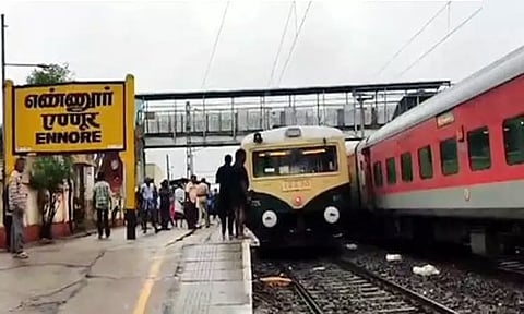 சென்னை எண்ணூரில் ரெயில் சேவை பாதிப்பு