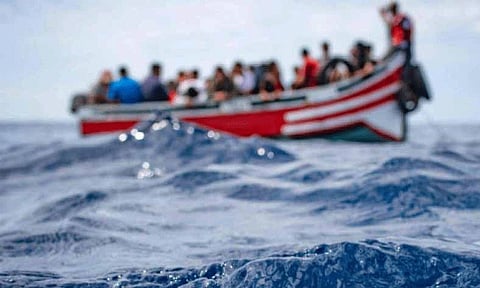 கிரீஸ் கடற்கரை அருகே அகதிகள் படகு கவிழ்ந்து விபத்து - 8 பேர் உயிரிழப்பு