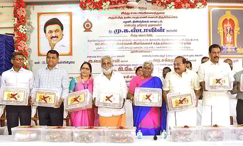 தங்க முதலீடு திட்டம்; பழனி கோவிலில் காணிக்கையாக பெறப்பட்ட நகைகள் வங்கியிடம் ஒப்படைப்பு