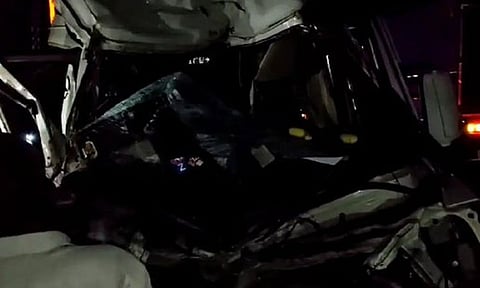 ஆந்திரா; லாரி மீது வேன் மோதிய விபத்தில் 4 பேர் பலி