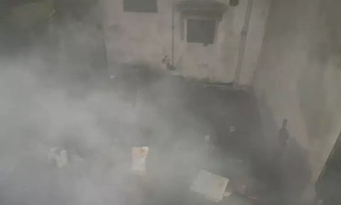 மேற்கு வங்காளம்: குடிசைப் பகுதியில் பயங்கர தீ விபத்து