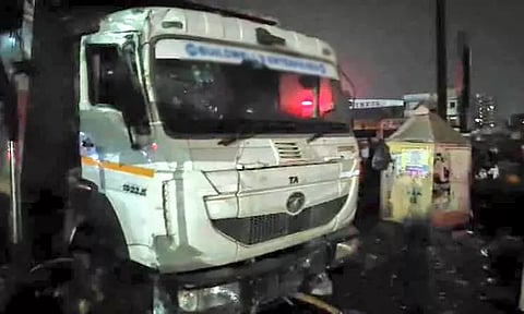 நடைமேடையில் தூங்கிக் கொண்டிருந்தவர்கள் மீது லாரி மோதியதில் 3 பேர் பலி