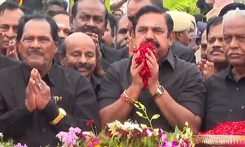 எம்ஜிஆர் நினைவிடத்தில் எடப்பாடி பழனிசாமி அஞ்சலி