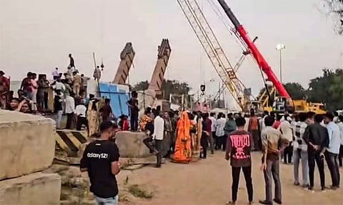 கட்டுமான பணியின்போது கிரேன் விழுந்து 3 பேர் பலி