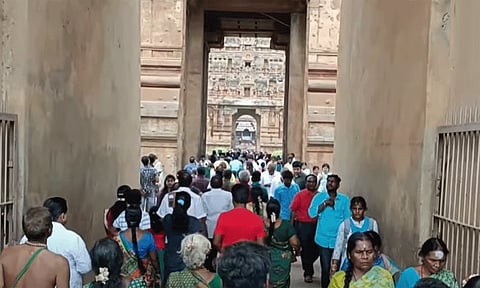 தொடர் விடுமுறை எதிரொலி: தஞ்சை பெரிய கோவிலில் குவியும் பக்தர்கள் கூட்டம்