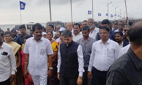 சுனாமி நினைவு தினம் அனுசரிப்பு: மெரினாவில் பொதுமக்களுடன் கவர்னர் ஆர்.என்.ரவி அஞ்சலி