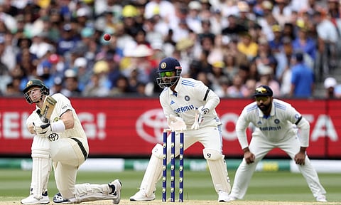 மன்மோகன் சிங் மறைவு: கைகளில் கருப்பு பட்டை அணிந்து விளையாடும் இந்திய வீரர்கள்