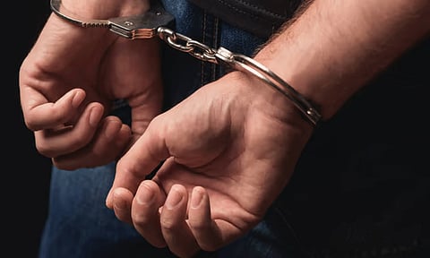 திருட வந்த இடத்தில் மதுபோதையில் குறட்டை விட்டுத் தூங்கிய இளைஞர் கைது