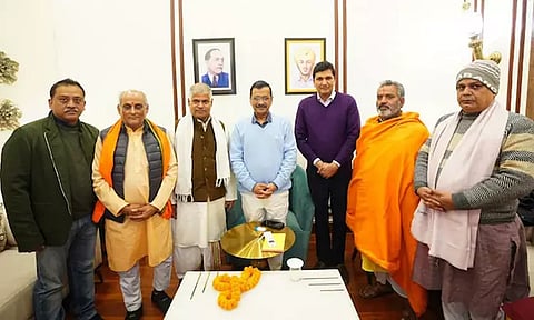 டெல்லியில் அர்ச்சகர்களுக்கு மாதம் ரூ.18,000 ஊதியம் - கெஜ்ரிவால் தேர்தல் வாக்குறுதி