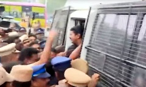 தடையை மீறி ஆர்ப்பாட்டம் - சீமான் கைது