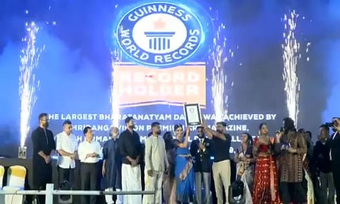 நடிகை திவ்யா உன்னி தலைமையில் நடனக் கலைஞர்கள் கின்னஸ் சாதனை