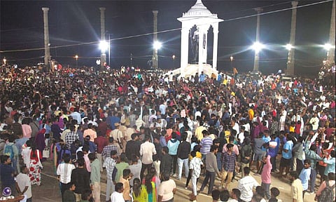 புதுவையில் 'ஹாப்பி நியூஇயர்' பாடல்கள் பாடி புத்தாண்டை வரவேற்ற மக்கள்