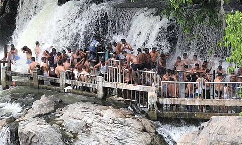 புத்தாண்டு விடுமுறை: ஒகேனக்கல்லில் குவிந்த சுற்றுலா பயணிகள்