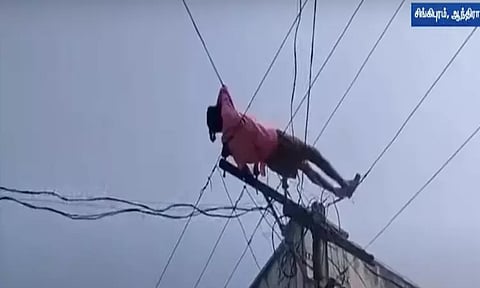 மது போதையில் மின் கம்பத்தில் ஏறி படுத்து உறங்கிய நபர்...வீடியோ வைரல்