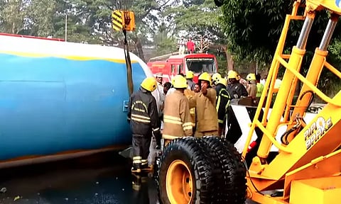 கோவையில் டேங்கர் லாரி கவிழ்ந்து விபத்து: எரிவாயு கசிந்ததால் பரபரப்பு