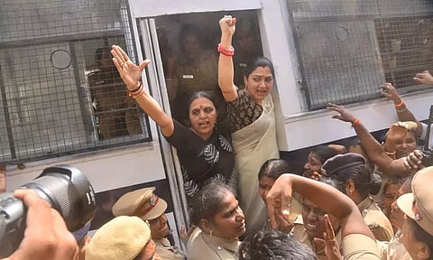 மாணவி பாலியல் வன்கொடுமை விவகாரம்: பேரணி செல்ல முயன்ற குஷ்பு உள்பட பாஜகவினர் கைது