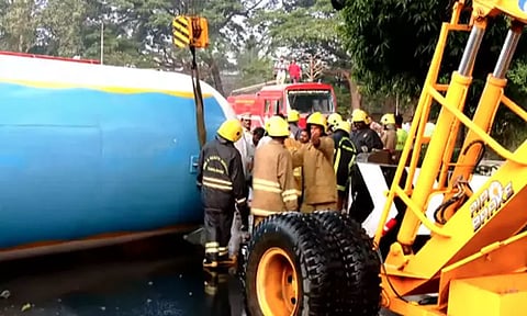 கோவையில் டேங்கர் லாரி கவிழ்ந்த சம்பவம்: டிரைவர் மீது வழக்குப்பதிவு