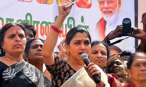 ஆடுகள் இருந்த இடத்தில்தான் அடைத்து வைத்தார்கள் - குஷ்பு பேட்டி