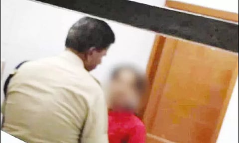 நிலப்பிரச்சினை தொடர்பாக புகார் அளிக்க வந்த பெண்ணை மடக்கி உல்லாசம்: டிஎஸ்பி கைது