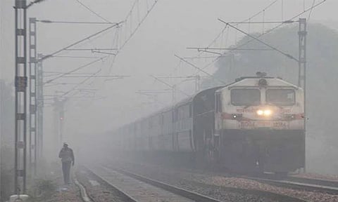 டெல்லியில் அடர்பனி சூழல்; ரெயில்கள் காலதாமதம்