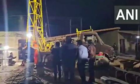 குஜராத்: ஆழ்துளை கிணற்றில் விழுந்த 18 வயது பெண்ணை மீட்க தொடர்ந்து முயற்சி