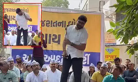 பா.ஜ.க. ஆட்சியில் நீதி இல்லை... தனக்குத்தானே பெல்ட்டால் அடித்துக் கொண்ட ஆம் ஆத்மி நிர்வாகி