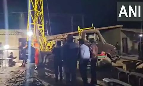 குஜராத்: ஆழ்துளை கிணற்றில் இருந்து 33 மணி நேரத்திற்கு பிறகு மீட்கப்பட்ட இளம்பெண் உயிரிழப்பு