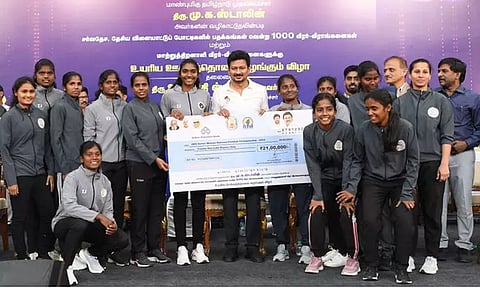 விளையாட்டு போட்டிகளில் பதக்கம் வென்ற வீரர்-வீராங்கனைகளுக்கு உயரிய ஊக்கத்தொகை: உதயநிதி ஸ்டாலின் வழங்கினார்