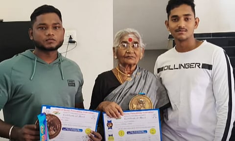 பளு தூக்கும் போட்டியில் தங்கம் வென்ற 82 வயது மூதாட்டி