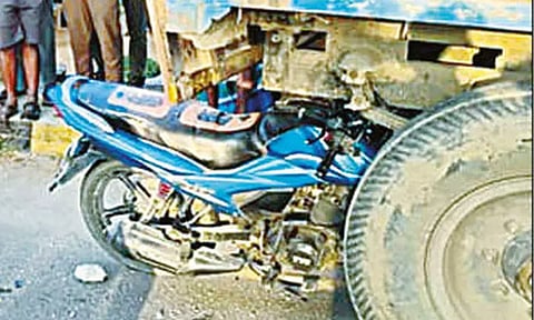 டிராக்டர் மீது மோட்டார் சைக்கிள் மோதி ஒரே குடும்பத்தை சேர்ந்த 3 பேர் பலி