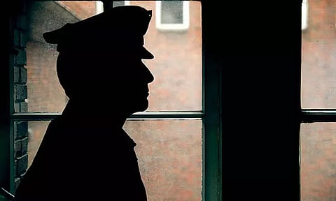 கொலை வழக்கில் விசாரணைக்கு ஆஜராகாத போலீஸ் இன்ஸ்பெக்டருக்கு பிடிவாரண்டு