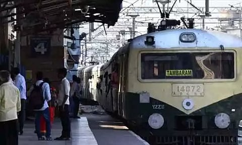 சென்னையில் மின்சார ரெயில் சேவை பாதிப்பு