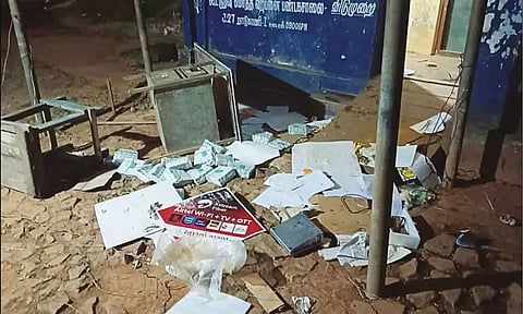 ரேஷன் கடையை உடைத்து, கரும்புகளை கபளீகரம் செய்த காட்டு யானைகள்