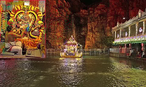 கபிலேஸ்வரர் கோவில் தெப்பத்திருவிழா- அலங்கரிக்கப்பட்ட தெப்பத்தில் எழுந்தருளிய காமாட்சி அம்மன்