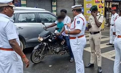 புதுச்சேரியில் 'ஹெல்மெட்' கட்டாயம் அமலுக்கு வந்தது