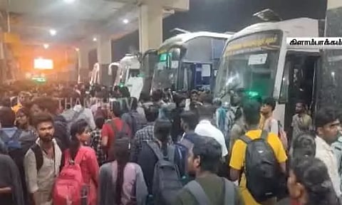 தொடர் விடுமுறை எதிரொலி.. கிளாம்பாக்கம் பேருந்து நிலையத்தில் குவிந்த பயணிகள்