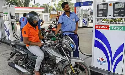 ஹெல்மெட் அணியாவிட்டால் பெட்ரோல் கிடையாது - உத்தரபிரதேச அரசு அதிரடி