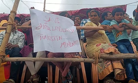 பாலமேடு ஜல்லிக்கட்டில் டங்ஸ்டன் சுரங்கத்திற்கு எதிராக பதாகை