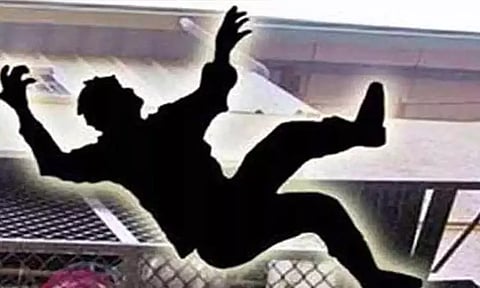 கேரளாவில் மாடியில் இருந்து தவறி விழுந்து சிறுவன் உயிரிழப்பு