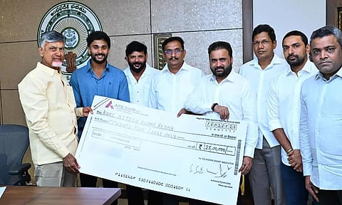 நிதிஷ் ரெட்டியை நேரில் சந்தித்து பரிசுத்தொகை வழங்கிய ஆந்திர முதல்-மந்திரி சந்திரபாபு நாயுடு