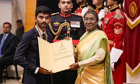 உலக செஸ் சாம்பியன் குகேஷுக்கு கேல் ரத்னா விருது: ஜனாதிபதி திரவுபதி முர்மு வழங்கினார்